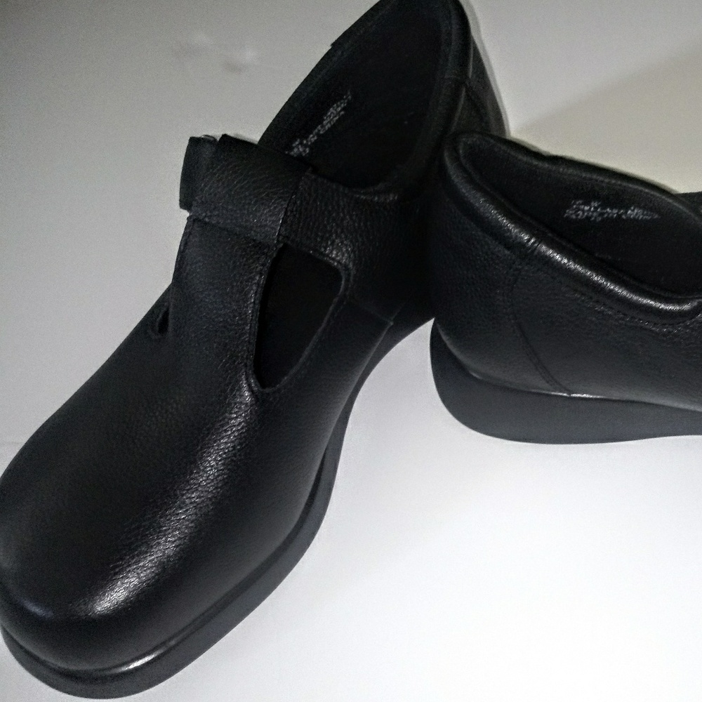 Drew Shoes Gail T-strap Mary Janes, Wide Width